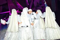 「黒い週末」をパフォーマンスするももいろクローバーZ。