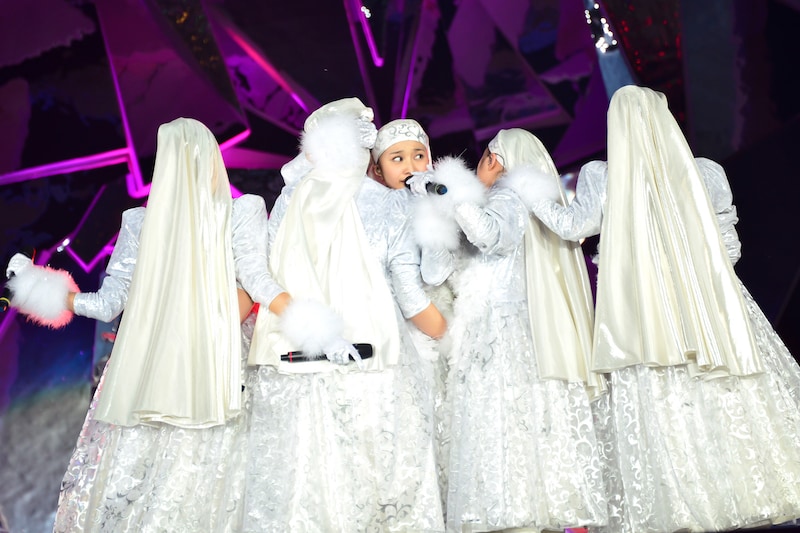 「黒い週末」をパフォーマンスするももいろクローバーZ。