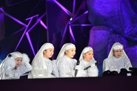 国立競技場ライブの発表を聞いて呆然とするももいろクローバーZ。