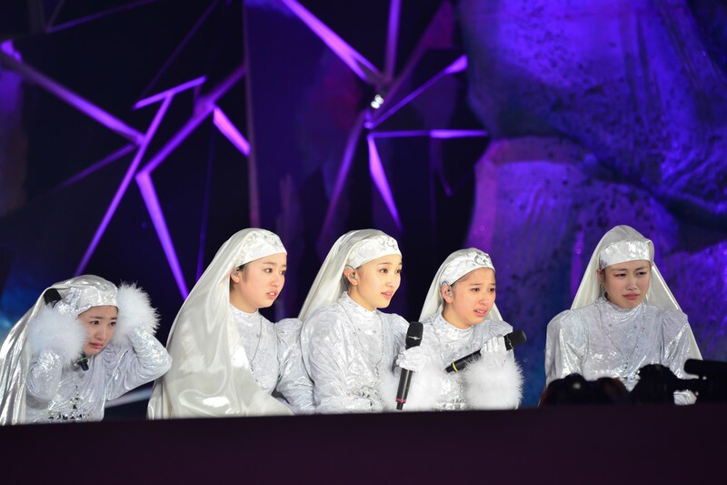 今週の人気の画像1位は「ももクロ、極寒の西武ドーム公演で国立サプライズに号泣」より、国立競技場ライブの発表を聞いて呆然とするももいろクローバーZ。