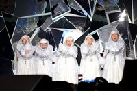 集まったファンに肉声で感謝の言葉を送るももいろクローバーZ。