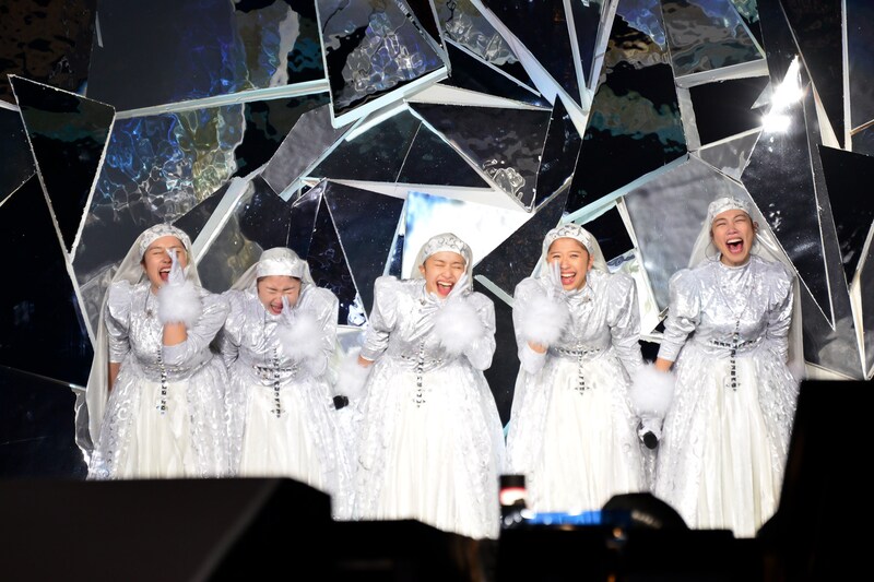 集まったファンに肉声で感謝の言葉を送るももいろクローバーZ。