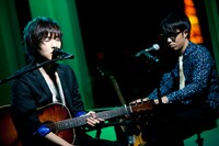 「MUSIC FRIDAY on Google+ | YouTube」でのHemenwayのスタジオライブの様子。