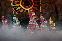 「White Hot Blizzard MOMOIRO CHRISTMAS 2013 美しき極寒の世界」の様子。（Photo by HAJIME KAMIIISAKA+Z）