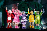 「White Hot Blizzard MOMOIRO CHRISTMAS 2013 美しき極寒の世界」の様子。（Photo by HAJIME KAMIIISAKA+Z）