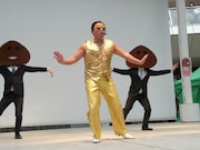 「『なめこのCD2』の発売記念★クリスマスパーティー」で歌い踊るスギちゃん。