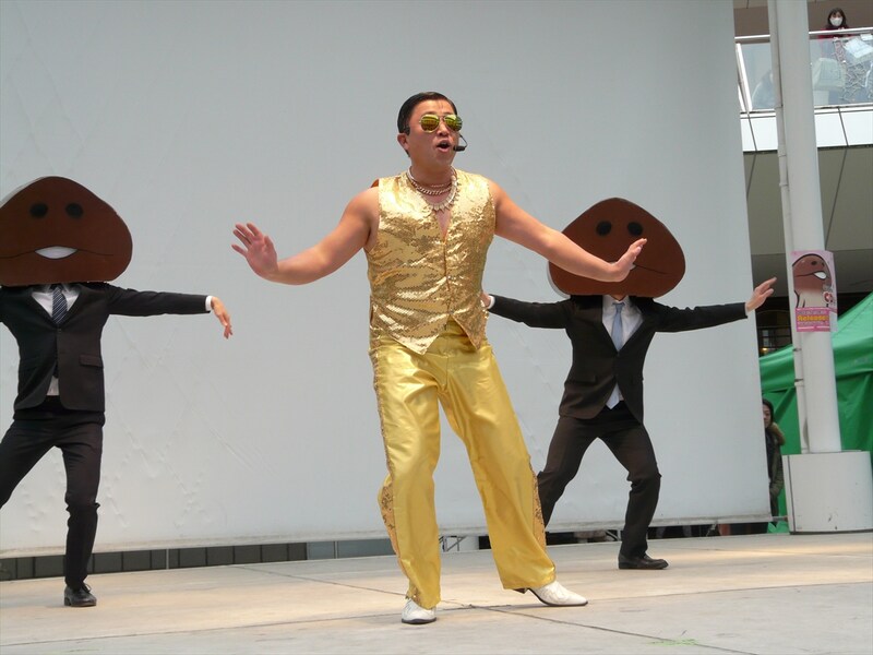 「『なめこのCD2』の発売記念★クリスマスパーティー」で歌い踊るスギちゃん。