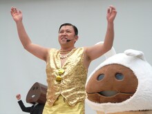 「『なめこのCD2』の発売記念★クリスマスパーティー」に出演するスギちゃん（手前）。