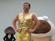 「『なめこのCD2』の発売記念★クリスマスパーティー」に出演するスギちゃん（手前）。