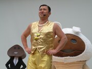 「『なめこのCD2』の発売記念★クリスマスパーティー」で歌い踊るスギちゃん。