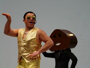 「『なめこのCD2』の発売記念★クリスマスパーティー」で歌い踊るスギちゃん。