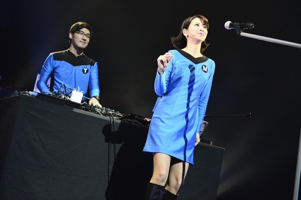 写真は昨年12月に行われた「unBORDE Xmas PARTY」の様子。tofubeats（左）のライブにサプライズで登場した森高千里（右）。