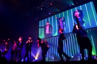 「Shake body」を披露する超特急。