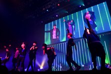 「Shake body」を披露する超特急。