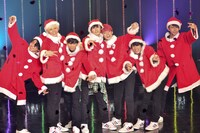 サンタの衣装でポーズを決める超特急。