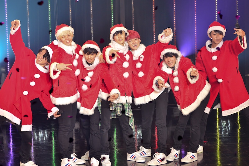 サンタの衣装でポーズを決める超特急。