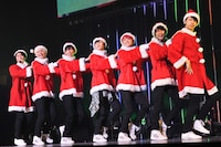 「走れ!!!!超特急」を披露する超特急。