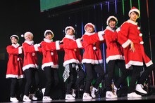 「走れ!!!!超特急」を披露する超特急。