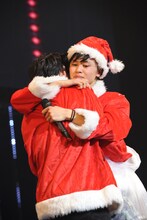 泣きながら抱き合うユースケとタクヤ。