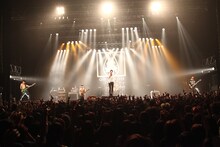 12月25日に東京・SHIBUYA-AXで行われた「OBLIVION DUST LIVE 2013 "Torn Shadows"」の様子。