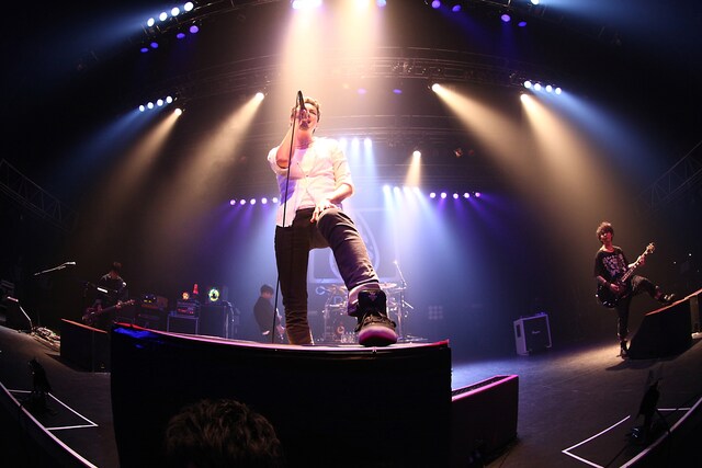 OBLIVION DUST。12月25日に東京・SHIBUYA-AXで行われた「OBLIVION DUST LIVE 2013 "Torn Shadows"」の様子。