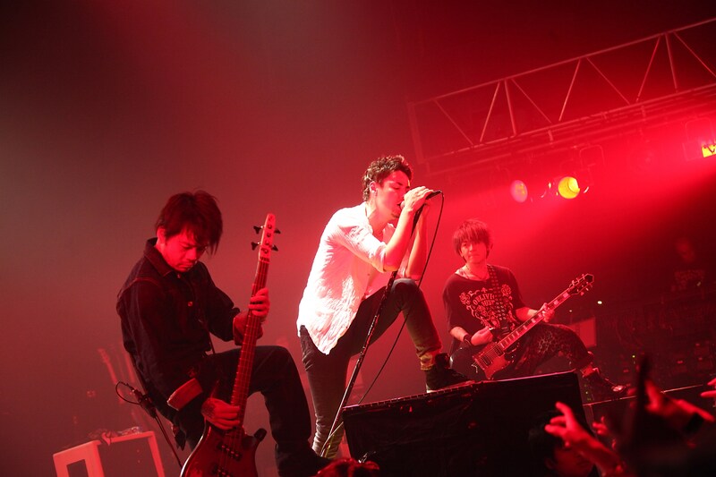 OBLIVION DUST。12月25日に東京・SHIBUYA-AXで行われた「OBLIVION DUST LIVE 2013 "Torn Shadows"」の様子。