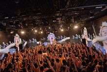 LEDスクリーンに大映しになった岡本伸明（Syn, Cowbell, Shriek）。（撮影：古溪一道）