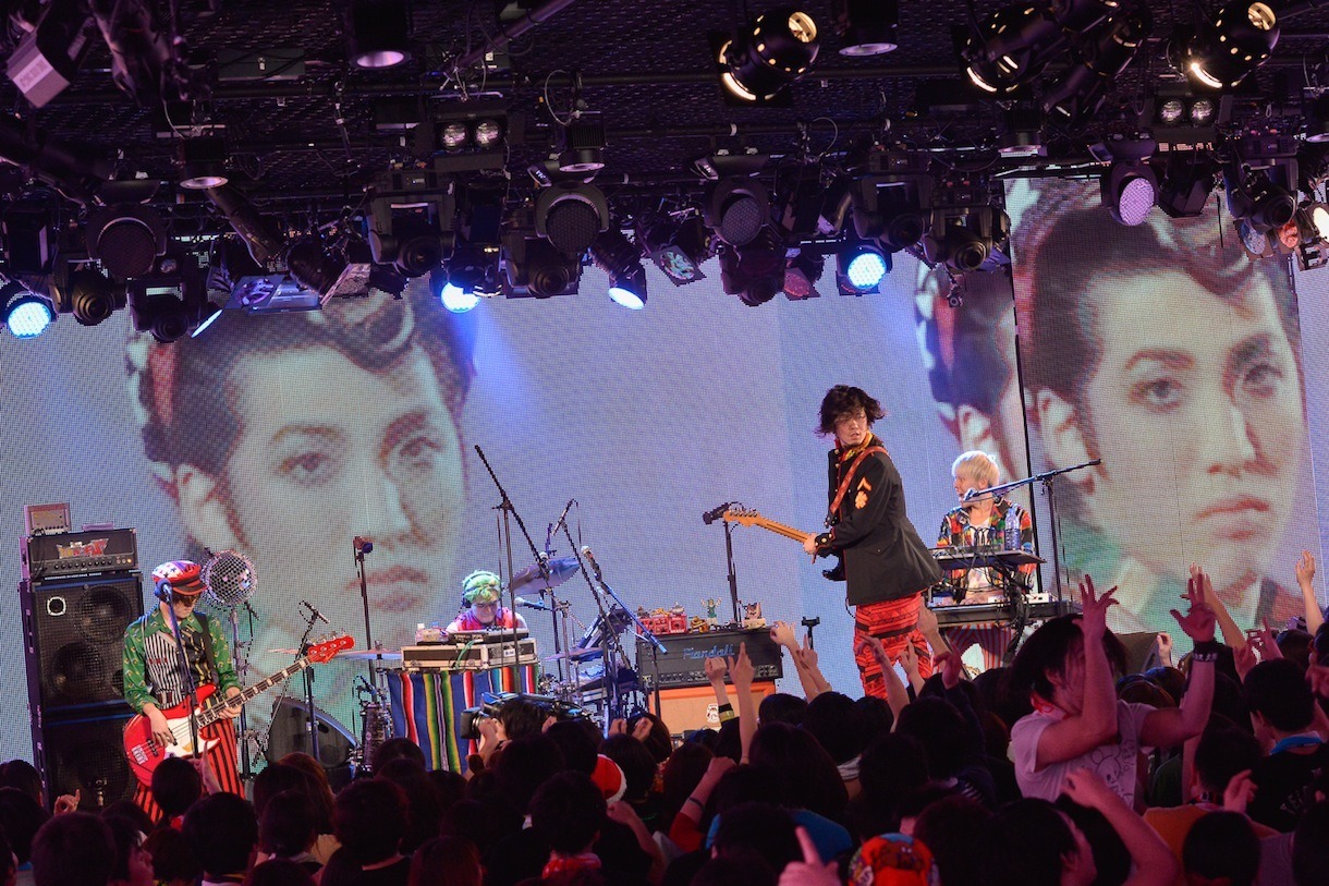 the telephones「SUPER DISCO Hits!!! "nico nico"」の様子。（撮影：古溪一道）