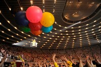 巨大なバルーンに乗って会場内を飛び回った遊助。