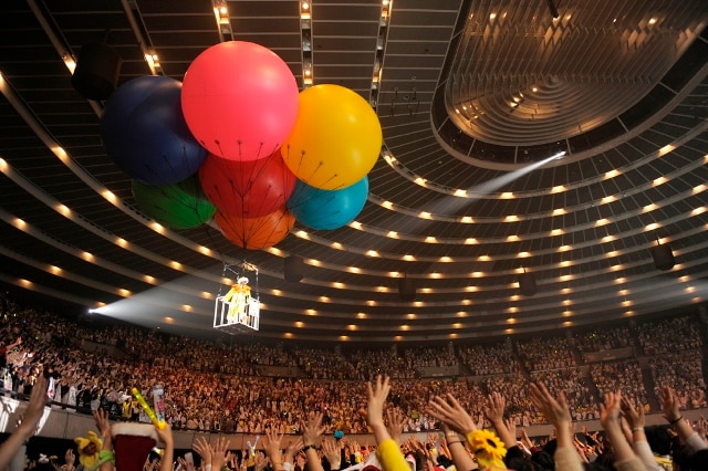 巨大なバルーンに乗って会場内を飛び回った遊助。