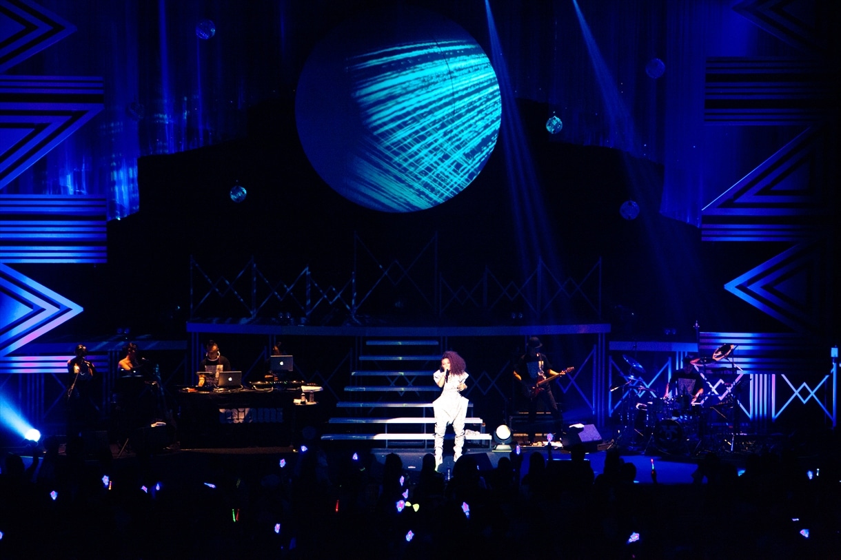 11月16日に千葉・森のホール21で行われた「MINMI LIVE TOUR 2013 "Ribbon"～僕らの空にリボンをかけて～」初日公演の様子。