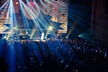 11月16日に千葉・森のホール21で行われた「MINMI LIVE TOUR 2013 "Ribbon"～僕らの空にリボンをかけて～」初日公演の様子。