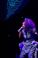 MINMI。写真は11月16日に千葉・森のホール21で行われた「MINMI LIVE TOUR 2013 "Ribbon"～僕らの空にリボンをかけて～」初日公演の様子。