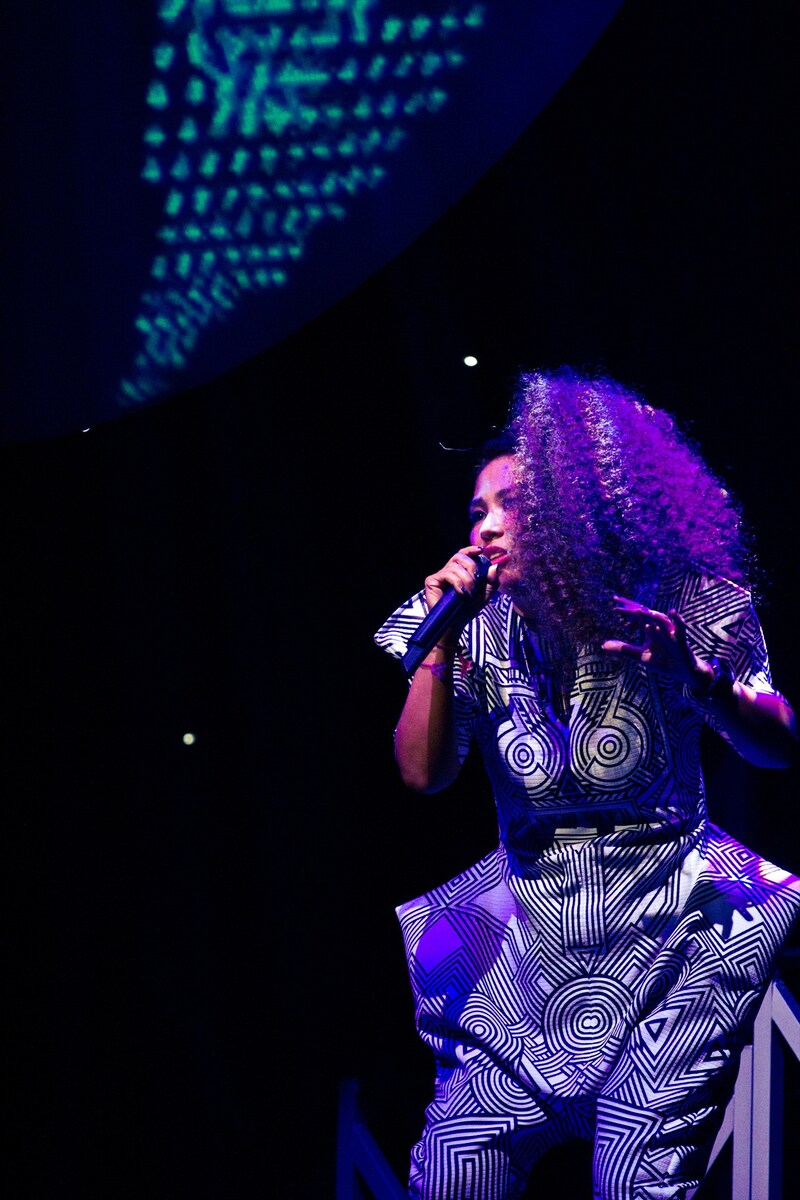 MINMI。写真は11月16日に千葉・森のホール21で行われた「MINMI LIVE TOUR 2013 "Ribbon"～僕らの空にリボンをかけて～」初日公演の様子。