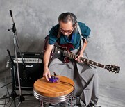 和嶋慎治（撮影：吉浜弘之 / YOUNG GUITAR）