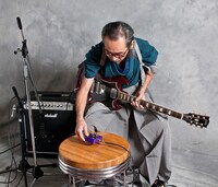 和嶋慎治（撮影：吉浜弘之 / YOUNG GUITAR）