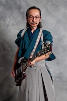 和嶋慎治（撮影：吉浜弘之 / YOUNG GUITAR）