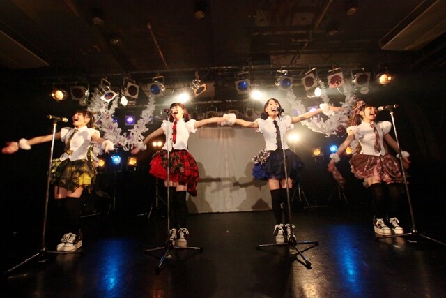 乙女新党「冬だ！2軍のウィンターカーニバル2013～乙女サンタがやってきた！～」の様子。