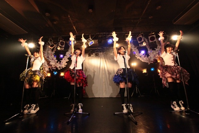 乙女新党「冬だ！2軍のウィンターカーニバル2013～乙女サンタがやってきた！～」の様子。