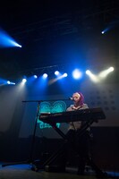 弾き語りを披露するYU-A。