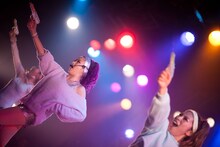 「Flavor」で水鉄砲を客席に向けて発砲するYU-A。