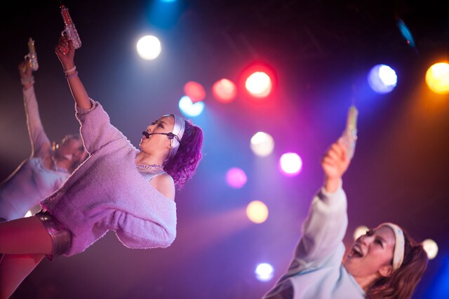 「Flavor」で水鉄砲を客席に向けて発砲するYU-A。