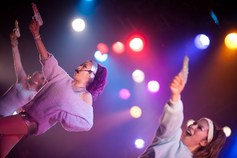 「Flavor」で水鉄砲を客席に向けて発砲するYU-A。