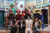 ゴールデンボンバーと「めちゃイケ」レギュラー出演者。