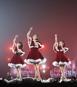 今週の人気の画像10位は「Perfumeライブで思わず涙『東京ドームがホームになった』」より、会場後方のサブステージで「ワンルーム・ディスコ」をパフォーマンスするPerfume。