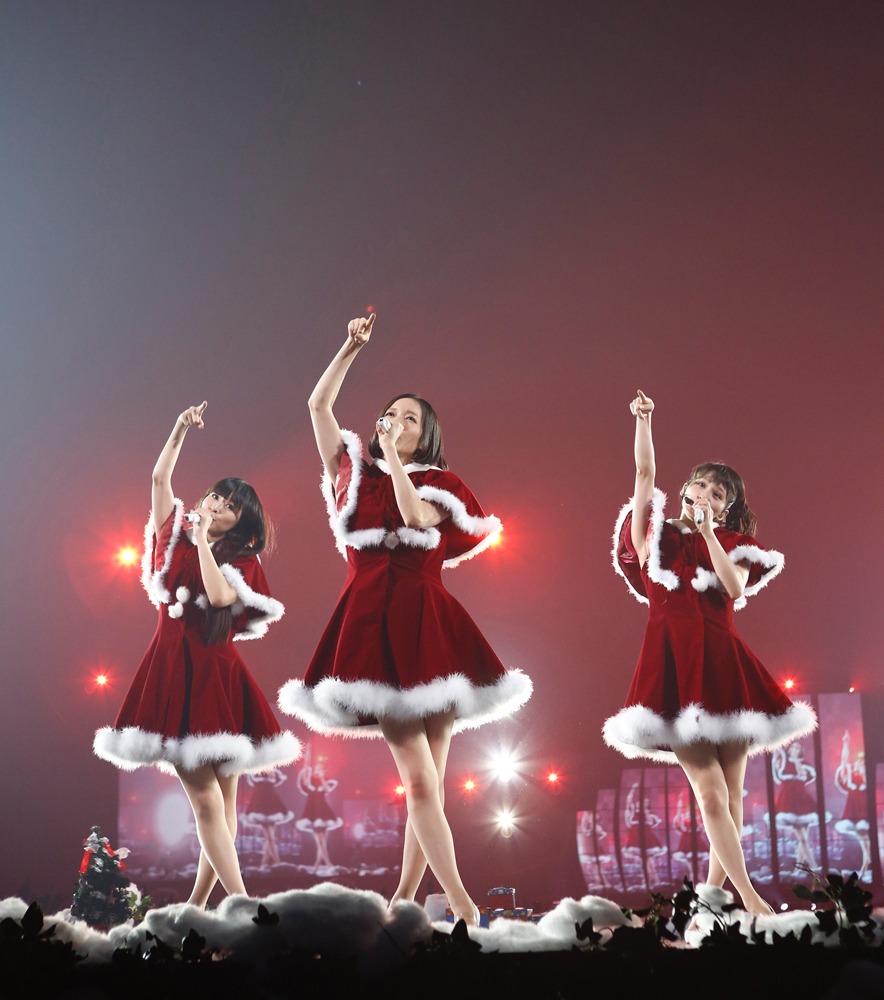 会場後方のサブステージで「ワンルーム・ディスコ」をパフォーマンスするPerfume。