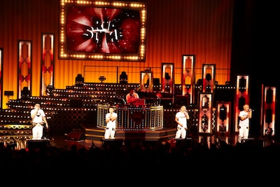 テレビ画面を模したスクリーンと大階段のあるゴージャスなステージで、パフォーマンスするRIP SLYME。