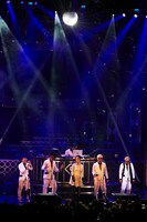 「Supreme」ではスタンドマイクを使い、ミラーボールの光が場内に反射してロマンチックなムードに。