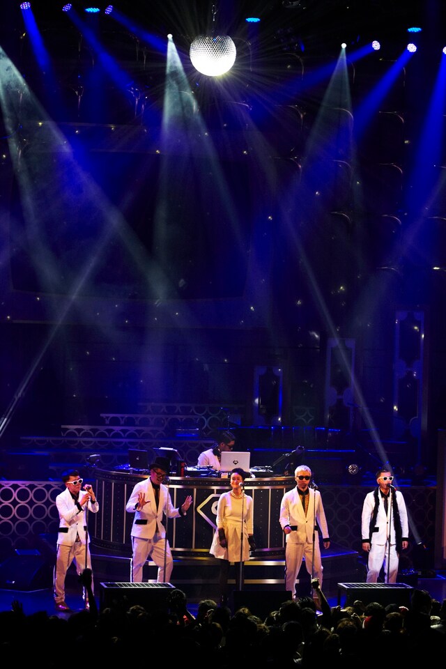 「Supreme」ではスタンドマイクを使い、ミラーボールの光が場内に反射してロマンチックなムードに。