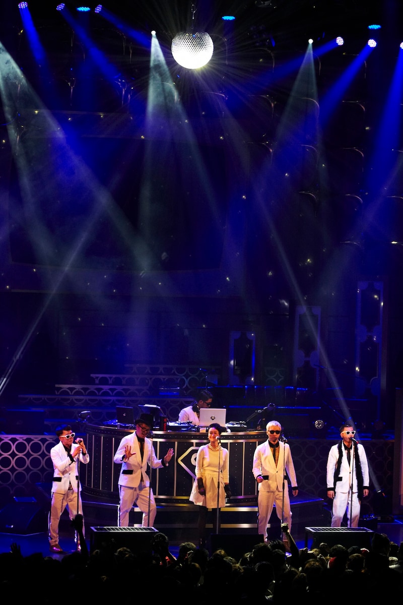 「Supreme」ではスタンドマイクを使い、ミラーボールの光が場内に反射してロマンチックなムードに。